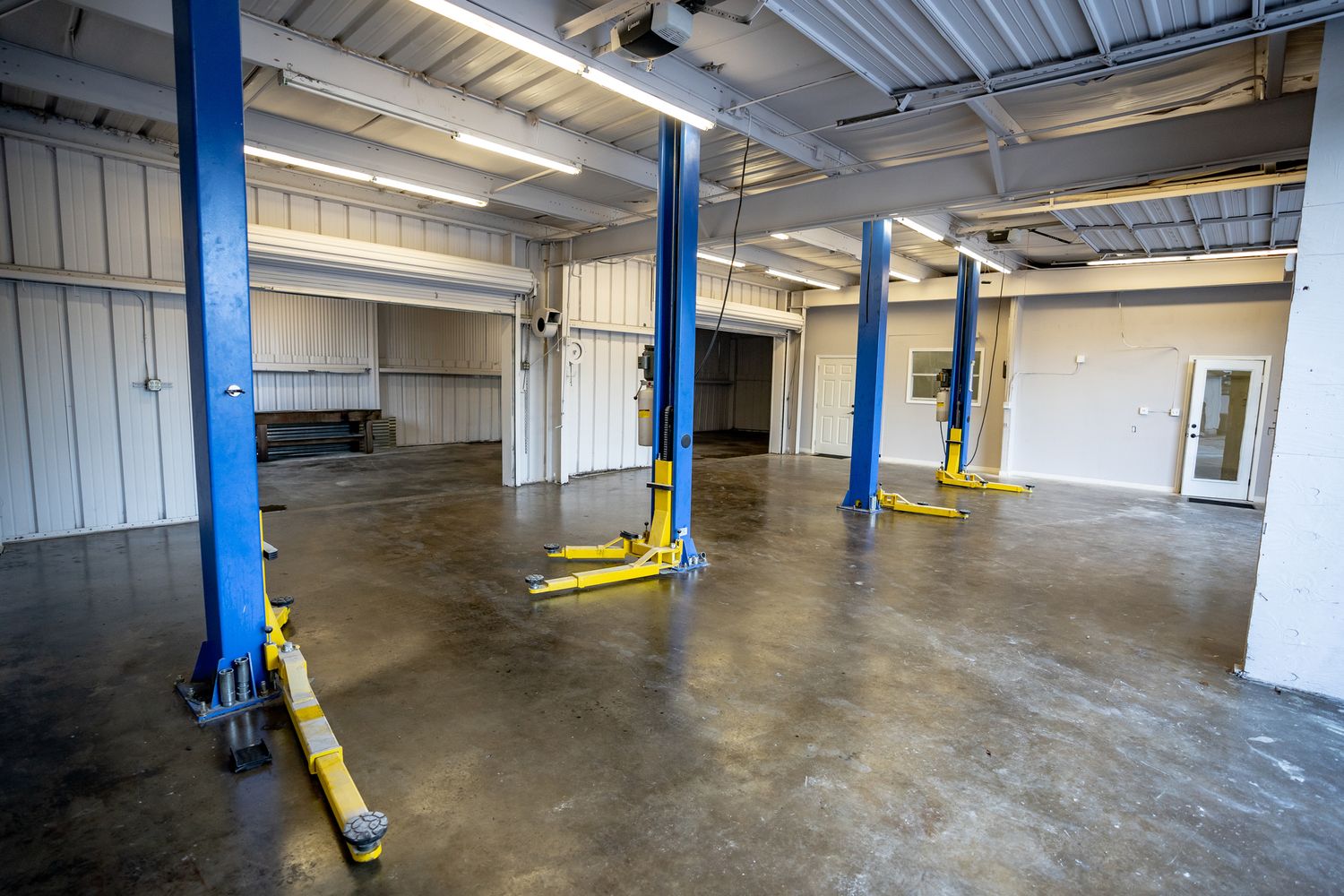 N. Florida Ave Warehouse or Automotive/Office/Showroom- 6,061 SF : 14041 N Florida Ave, Tampa, FL 33613